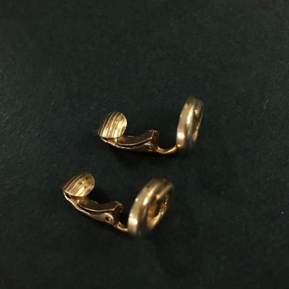 VINTAGE made in Germany Christian Dior gold tone clip on small logo earrings - Picture 5 of 9